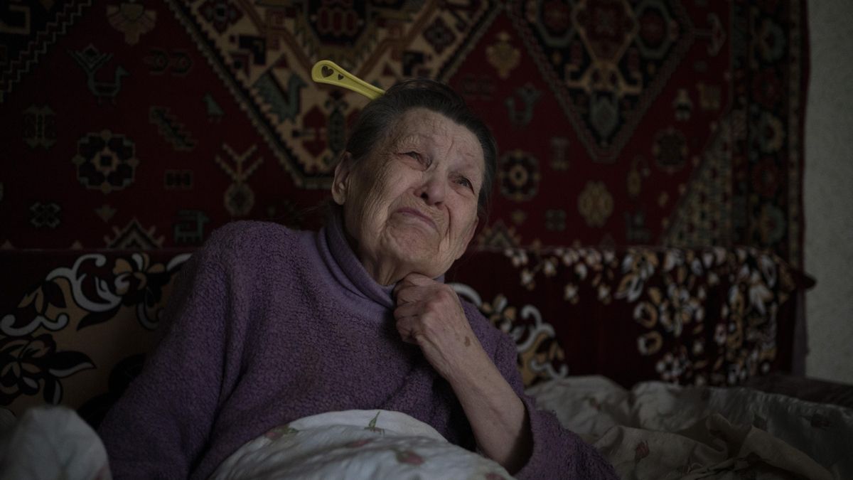 Naia en la casa donde vive sola en Chasiv Yar