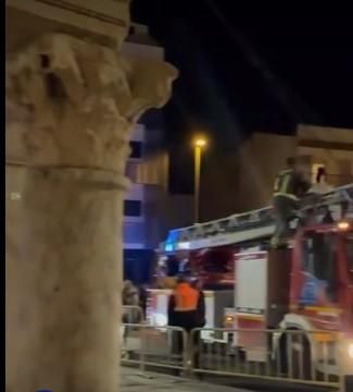 Capiteles y columnas romanas que soportan el Hornito de Santa Eulalia en Mérida y el camión de bomberos que cerraba la cabalgata de Reyes