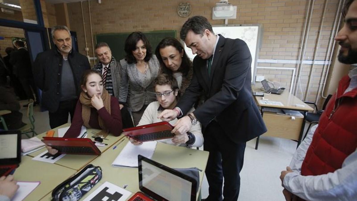 El conselleiro de Educación, Román Rodríguez, durante la entrega de libros digitales a alumnos gallegos, en una imagen de archivo.