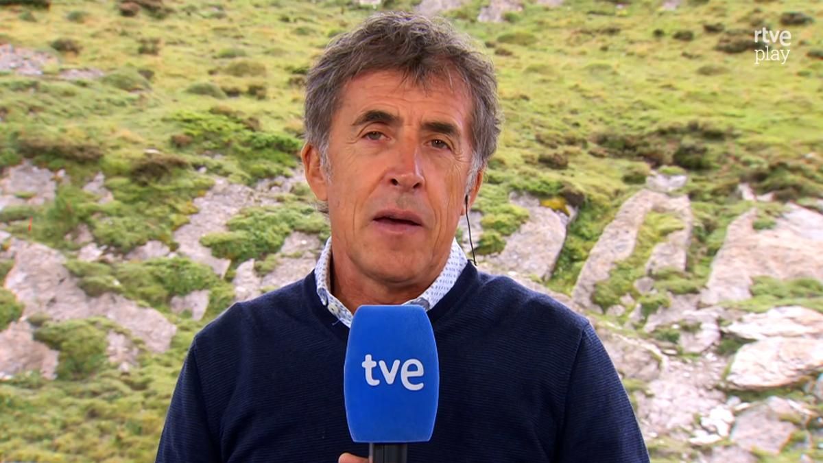 Pedro Delgado, durante la cobertura de una etapa de La Vuelta 2025