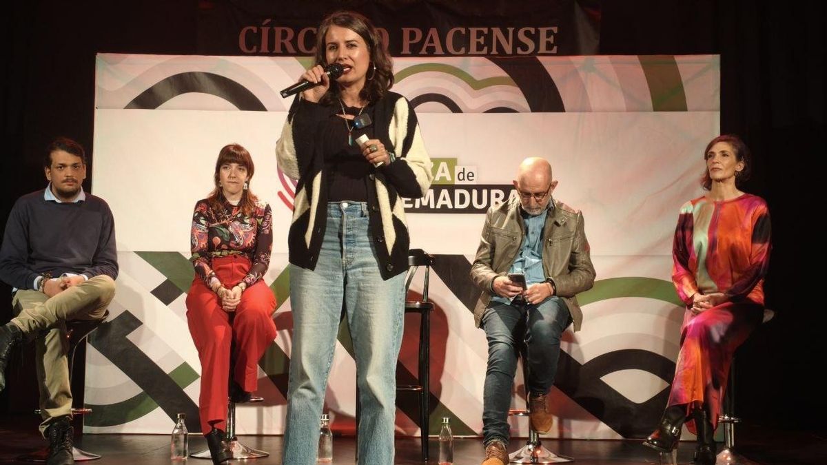La candidata de Unidas por Extremadura a la Presidencia de la Junta, Irene de Miguel, interviene en el acto de cierre de campaña en Badajoz.