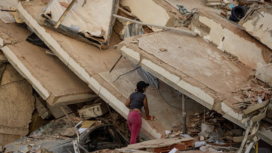 Una mujer observa un edificio afectado por un terremoto, este sábado en La Guaira (Venezuela).