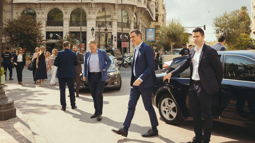 El presidente del Gobierno, Pedro Sánchez, y el president de la Generalitat, Ximo Puig, a su llegada a la plaza del Ayuntamiento de València.