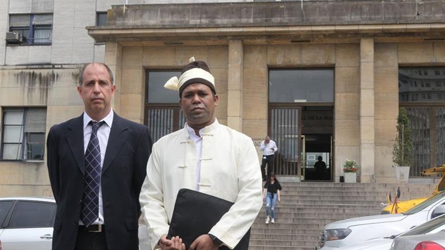 El activista rohinyá y presidente de Burmese Rohingya Organisation (Brouk), Tun Khin (d), fue registrado este miércoles, junto al abogado argentino de derechos humanos Tomás Ojea Quintana (i), tras presentar una demanda por los "crímenes brutales" contra la etnia rohinyá en Birmania, en Buenos Aires (Argentina).