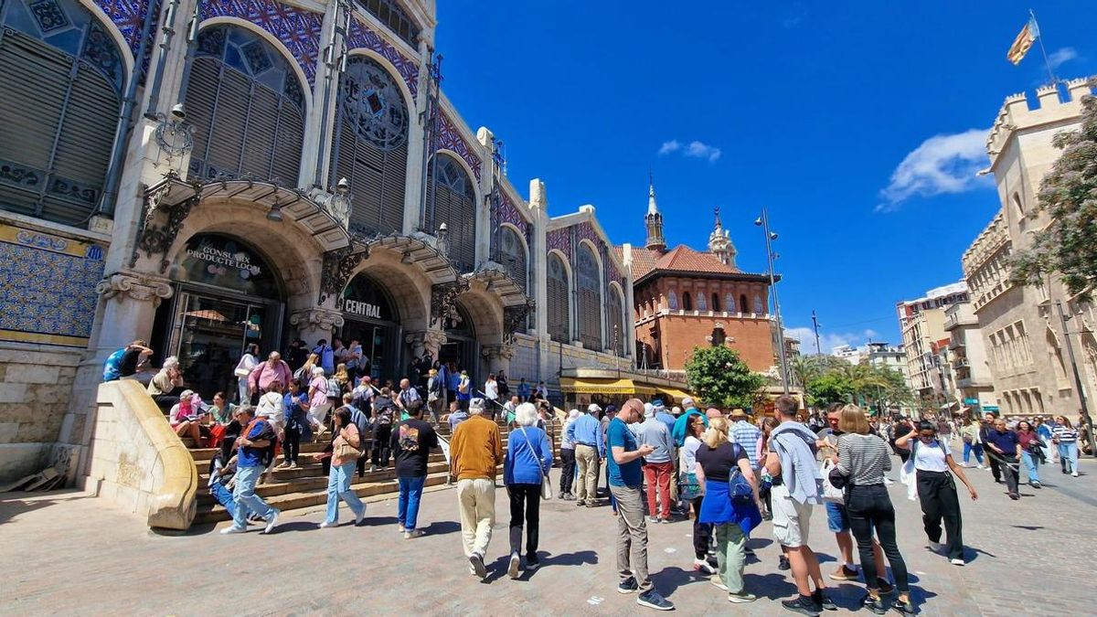 València demana als turistes que respecten el patrimoni i el descans veïnal després de les nombroses denúncies per vandalisme