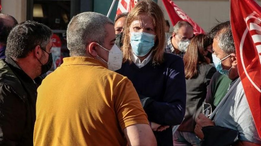 El secretario autonómico de Podemos, el leonés Pablo Fernández, en la concentración de protesta. / Campillo / ICAL