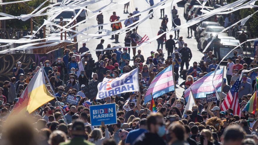 Banderas LGTBI y del colectivo trans en las inmediaciones de la Casa Blanca para celebrar la victoria de Biden y la derrota de Trump, que anuló varias normas de anteriores administraciones que reconocían diferentes derechos al colectivo