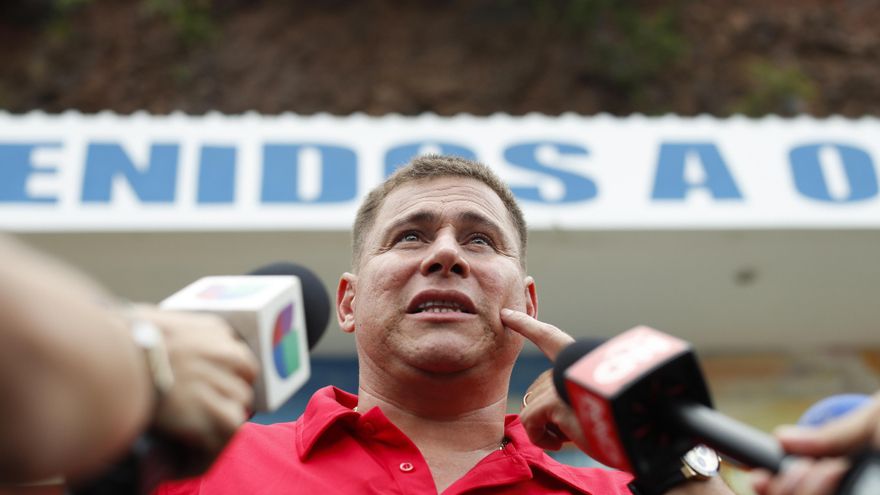 Llega a El Salvador el periodista Mario Guevara tras ser deportado de Estados Unidos