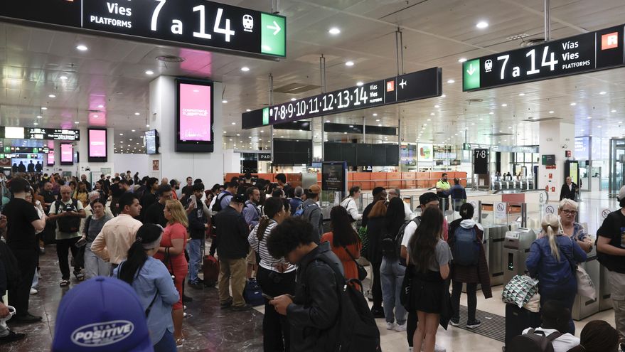 El gestor de infraestructuras Adif ha informado de que no puede establecer una previsión de recuperación del tráfico de trenes de Rodalies en la ciudad de Barcelona "dada la gravedad, dispersión y alcance de los daños provocados" por el robo de cobre esta madrugada en la red ferroviaria. EFE/Toni Albir