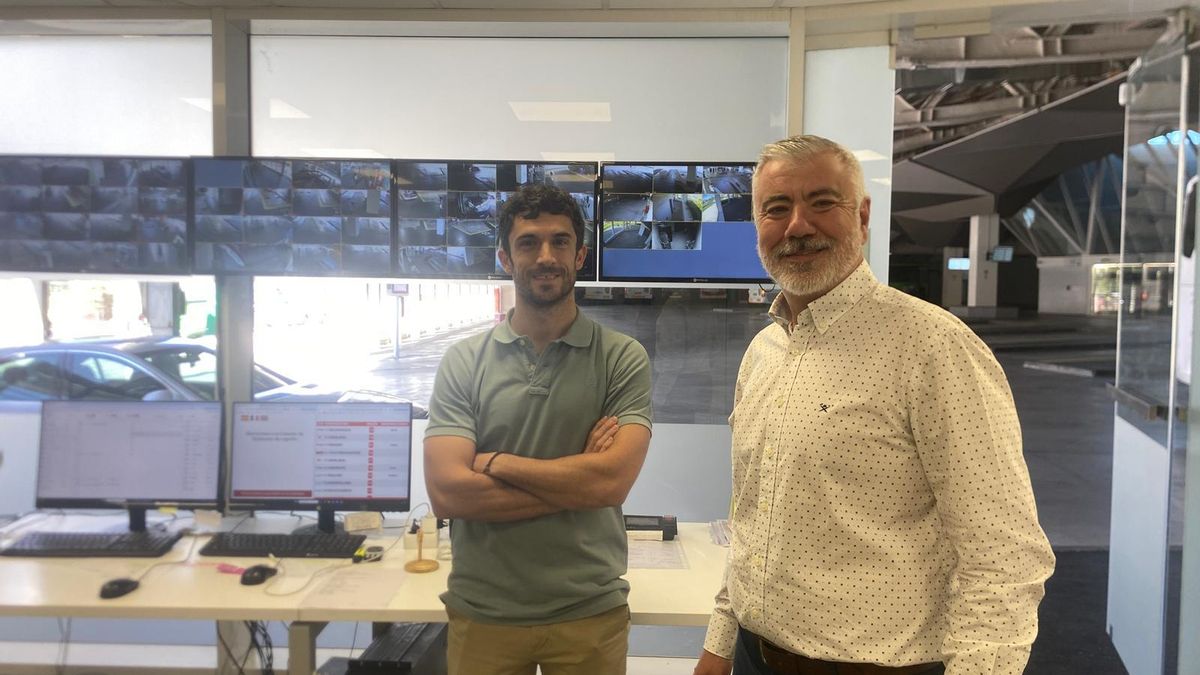 El concejal Ángel Andrés en la sala de control de la nueva estación de autobuses de Logroño con el gerente