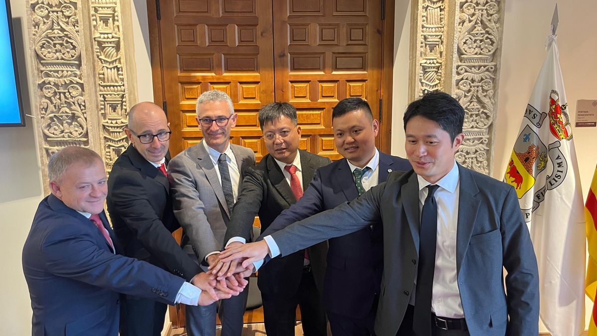 Representantes de Duoli Technology, Fagor Ederlan y Leapmotor, junto con el alcalde de Borja.