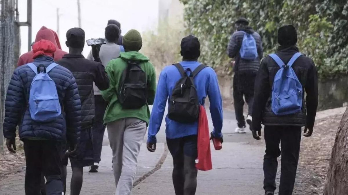 Imagen de archivo de un grupo de jóvenes migrantes Efe / Alberto Valdés