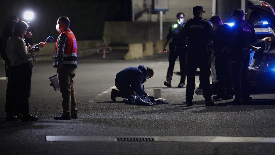 Agentes de la Ertzaintza inspeccionan las pertenencias de un joven desaparecido, halladas en la orilla del río Bidasoa en Irún (Gipuzkoa)
