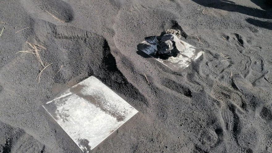 Colmenas enterradas por la ceniza en la zona de Cabeza de Vaca, a unos 600 metros de distancia del centro eruptivo.