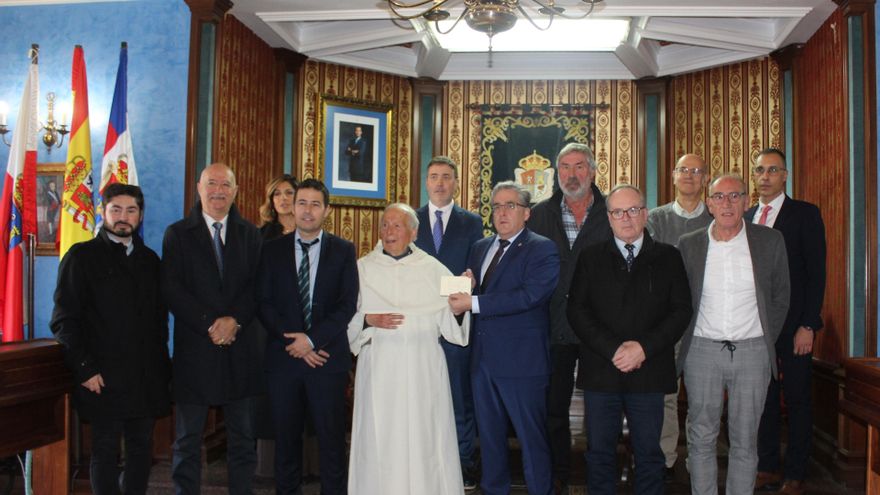 Los responsables municipales de la Merindad de Campoo en el 'Sermón de la Peseta' junto al prior del Monasterio de Montesclaros, Francisco García