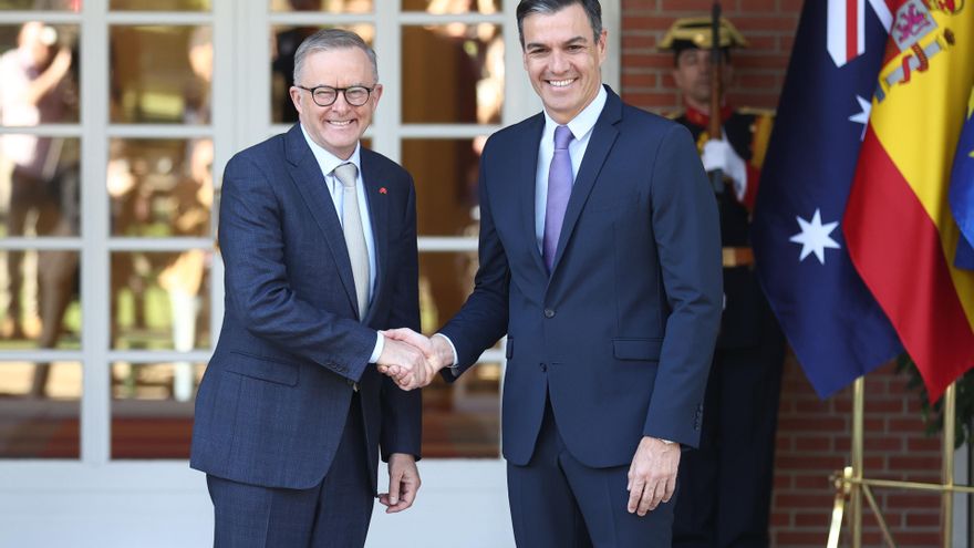Archivo - El presidente del Gobierno, Pedro Sánchez (d), recibe al primer ministro de Australia, Anthony Albanese, en el Palacio de la Moncloa, a 28 de junio de 2022, en Madrid (España).