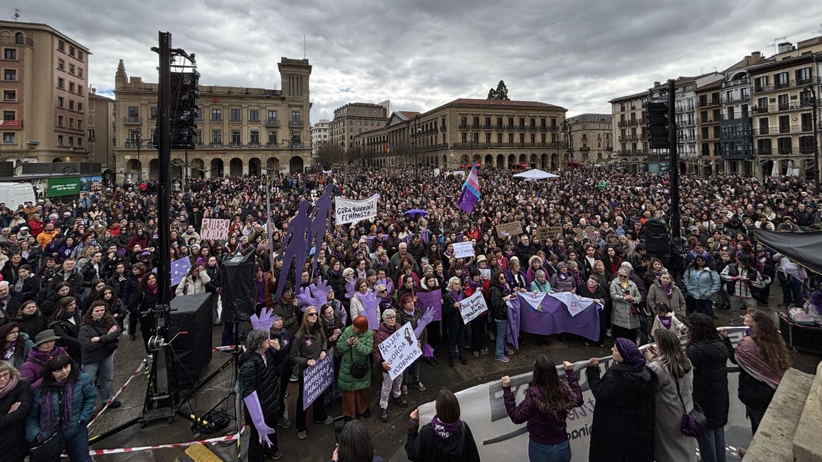 "¿Te cansas de oírlo? Nosotras de vivirlo": el feminismo desafía a la lluvia y tiñe de morado Pamplona este 8M