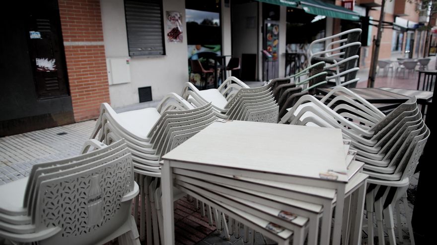 Terrazas de bares vacías en el barrio de Las Tablas de Madrid.