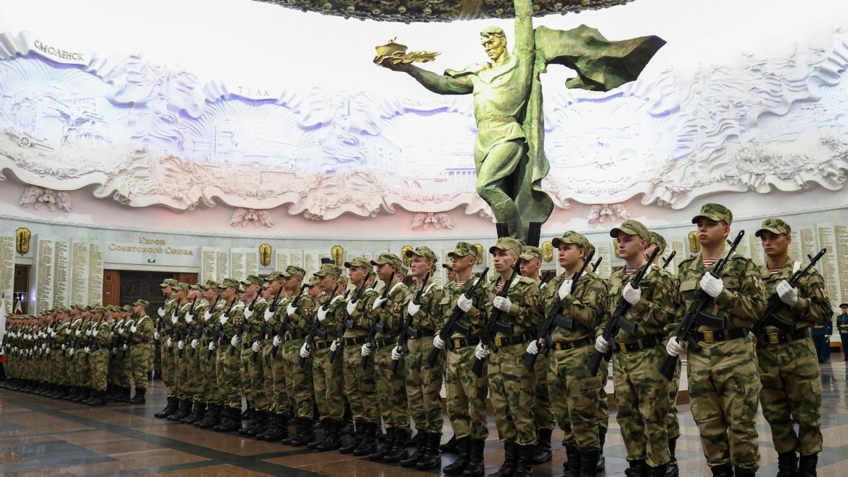 Reclutas rusos durante la ceremonia de juramento solemne en la Sala de la Gloria del Museo de la Victoria en Moscú