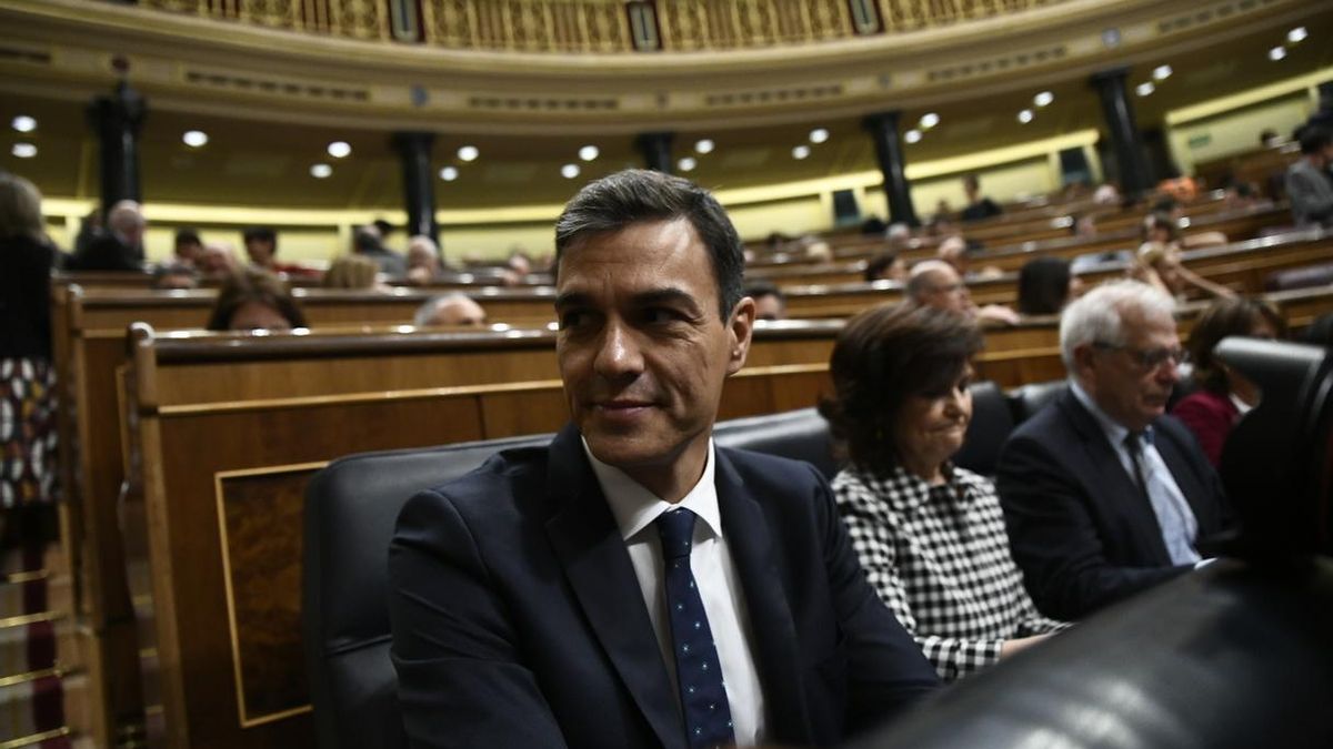 Sánchez acusa a PP y Ciudadanos de hacer "manitas ideológicas" con la extrema derecha de Vox