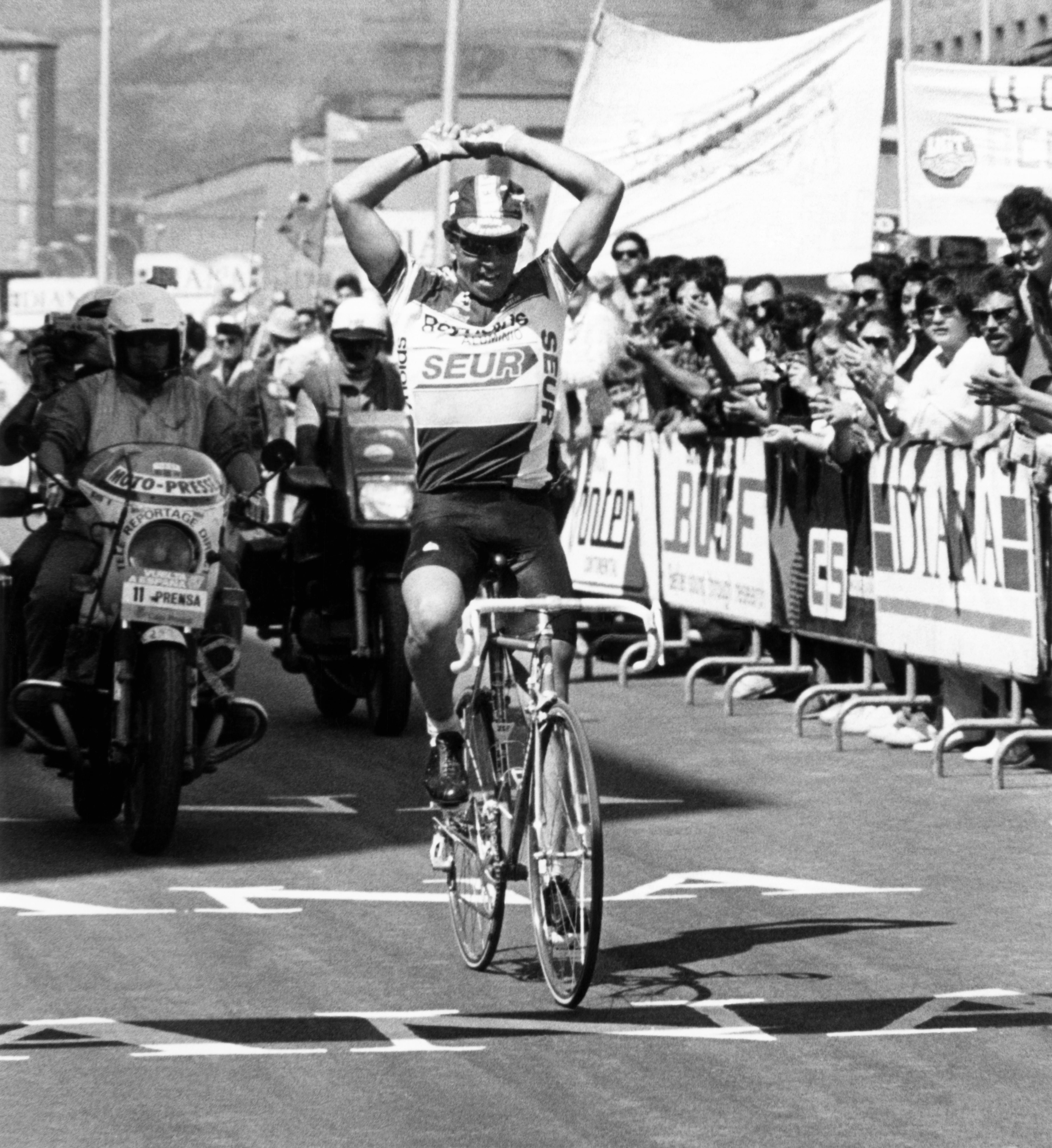 El francés Dominique Arnaud gana etapa de la Vuelta Ciclista a España de 1987 (Ponteareas-Ponferrada) con pancartas de UGT en apoyo a la minería de fondo. 
