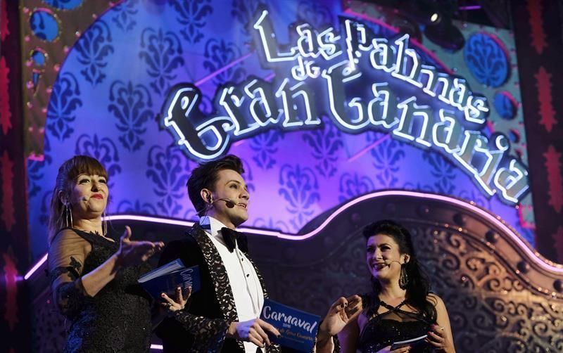 Los presentadores de la gala Drag Queen: Yolanda Ramos (i) y Yaneli Hernández (d), y el actor José Carlos Campos. EFE