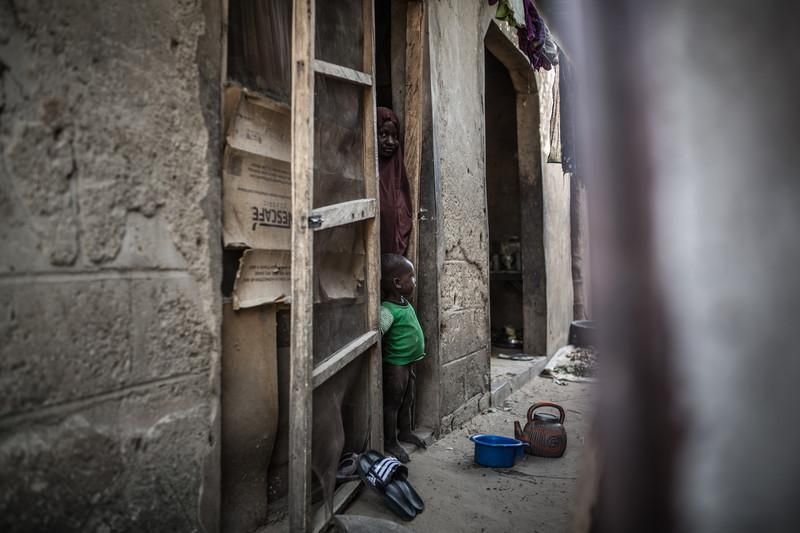 Fana junto a su hermano Ali, huyeron de Shasahamari cuando Boko Haram entró en el pueblo saqueando, secuestrando y destruyendo todo a su paso. En la huida perdieron a sus padres llegaron junto con otras familaias a jakana donde unos familiares les han dado refugio. A jakana han llegado miles de personas desplazadas que a pesar de la solidadaridad han colocado al pueblo en una situación de colapso ante la escasez de agua y comida.