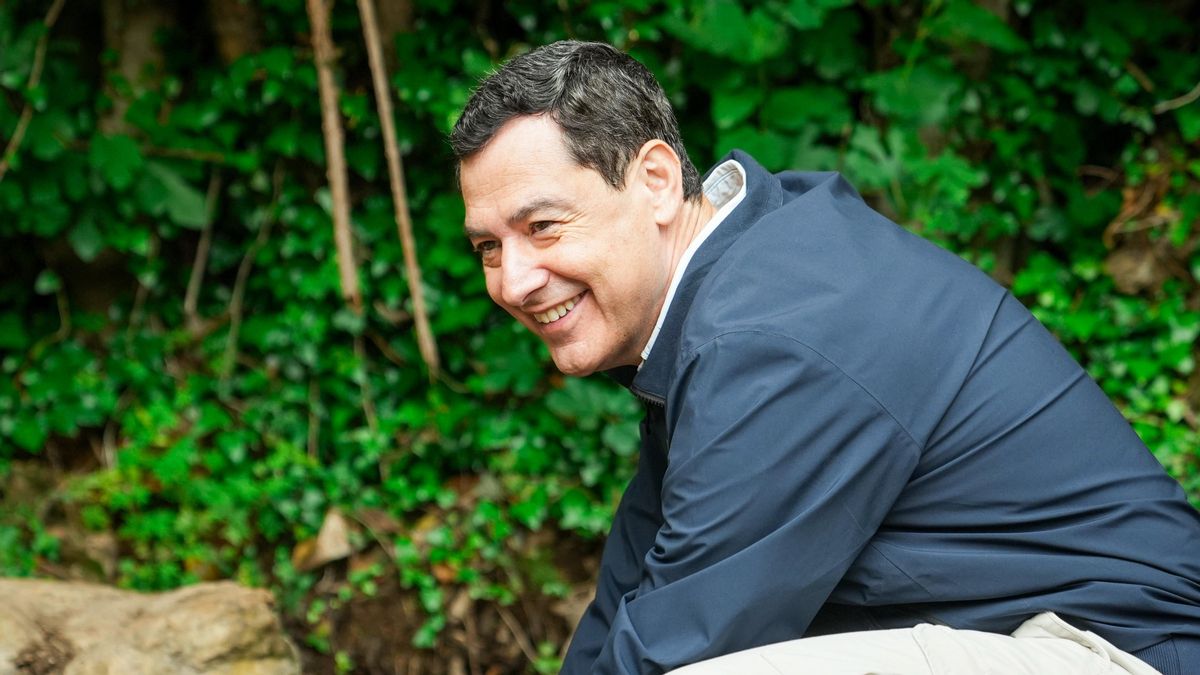 Juanma Moreno recorre el sendero de la fase 3 del Cinturón Verde de Córdoba junto a representantes del PP andaluz