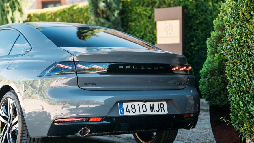 El emblema del león deja paso en la trasera a la mención de la marca en grandes caracteres.