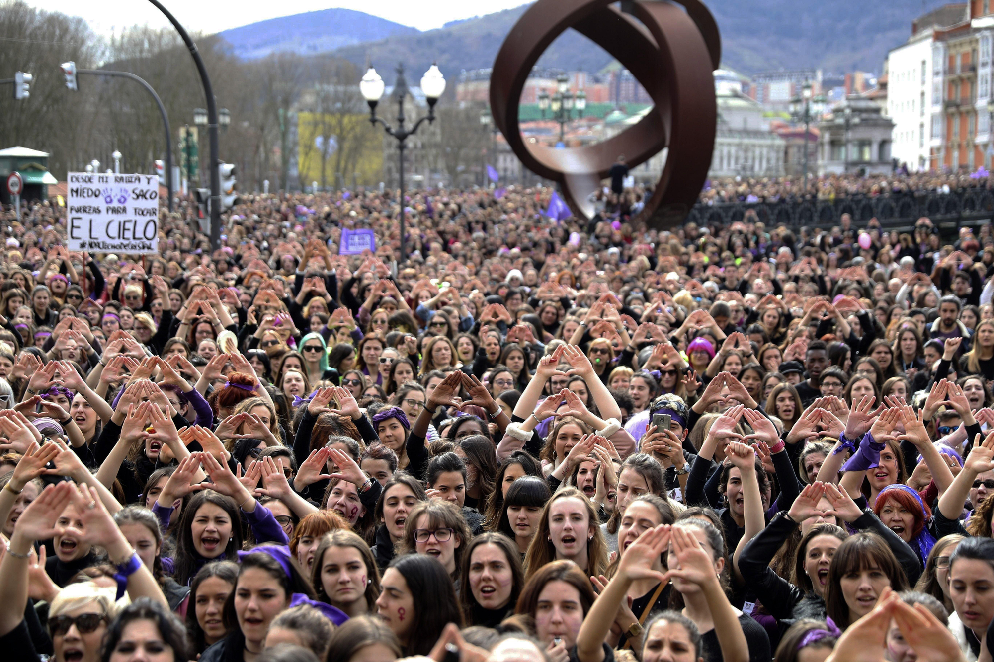 Movilización en el Arenal Bilbaino para celebrar distintos actos reivindicativos en Euskadi durante la jornada de huelga convocada con motivo del Día Internacional de la Mujer .