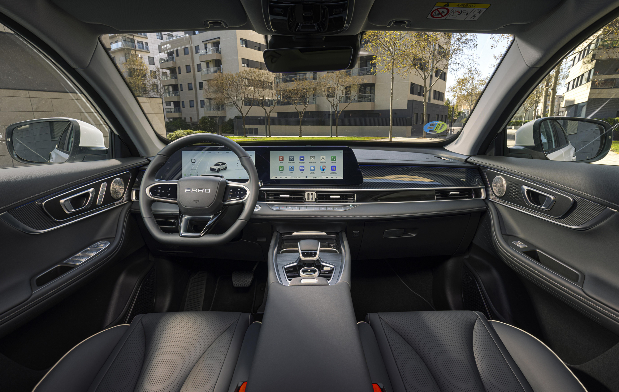 Vista general de las plazas delanteras y el salpicadero del s700 HEV.