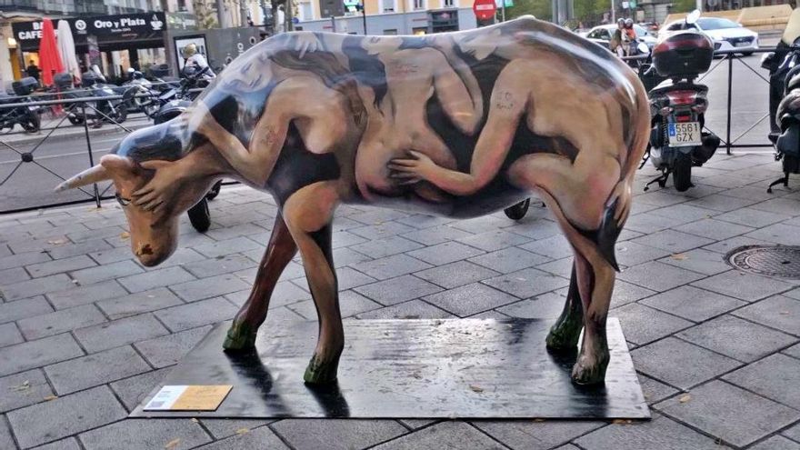 Madrid suma una galería callejera de vacas pintadas a sus habituales meninas