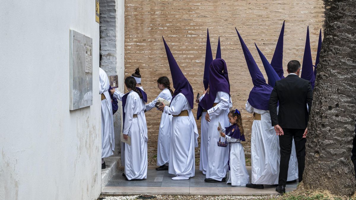 Nazarenos de la Exaltación forman para entrar en su templo de Santa Catalina