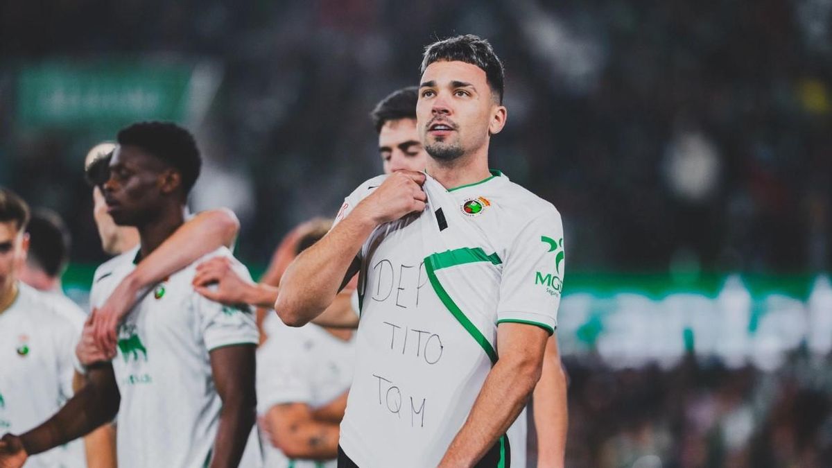 Juan Carlos Arana celebra un gol con el Racing en El Sardinero.