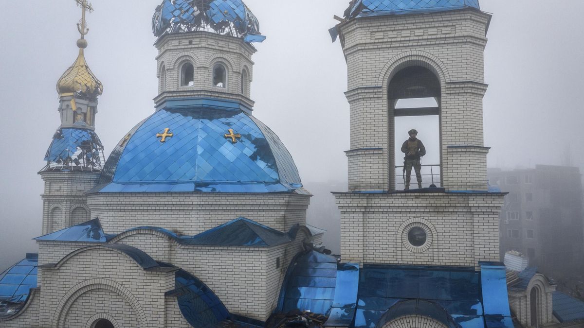 La 24ª Brigada Mecanizada de las Fuerzas Armadas de Ucrania muestra a un soldado custodiando en una torre de iglesia dañada en la ciudad de Kostyantynivka, en la región de Donetsk, Ucrania, el 28 de noviembre de 2025 EFE/EPA/SERVICIO DE PRENSA DE LA 24ª BRIGADA MECANIZADA