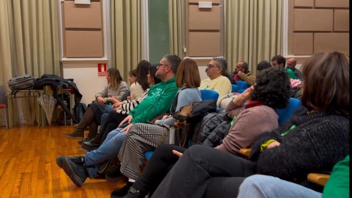 Unos 40 docentes de Cantabria se encierran en el IES Santa Clara por la adecuación salarial