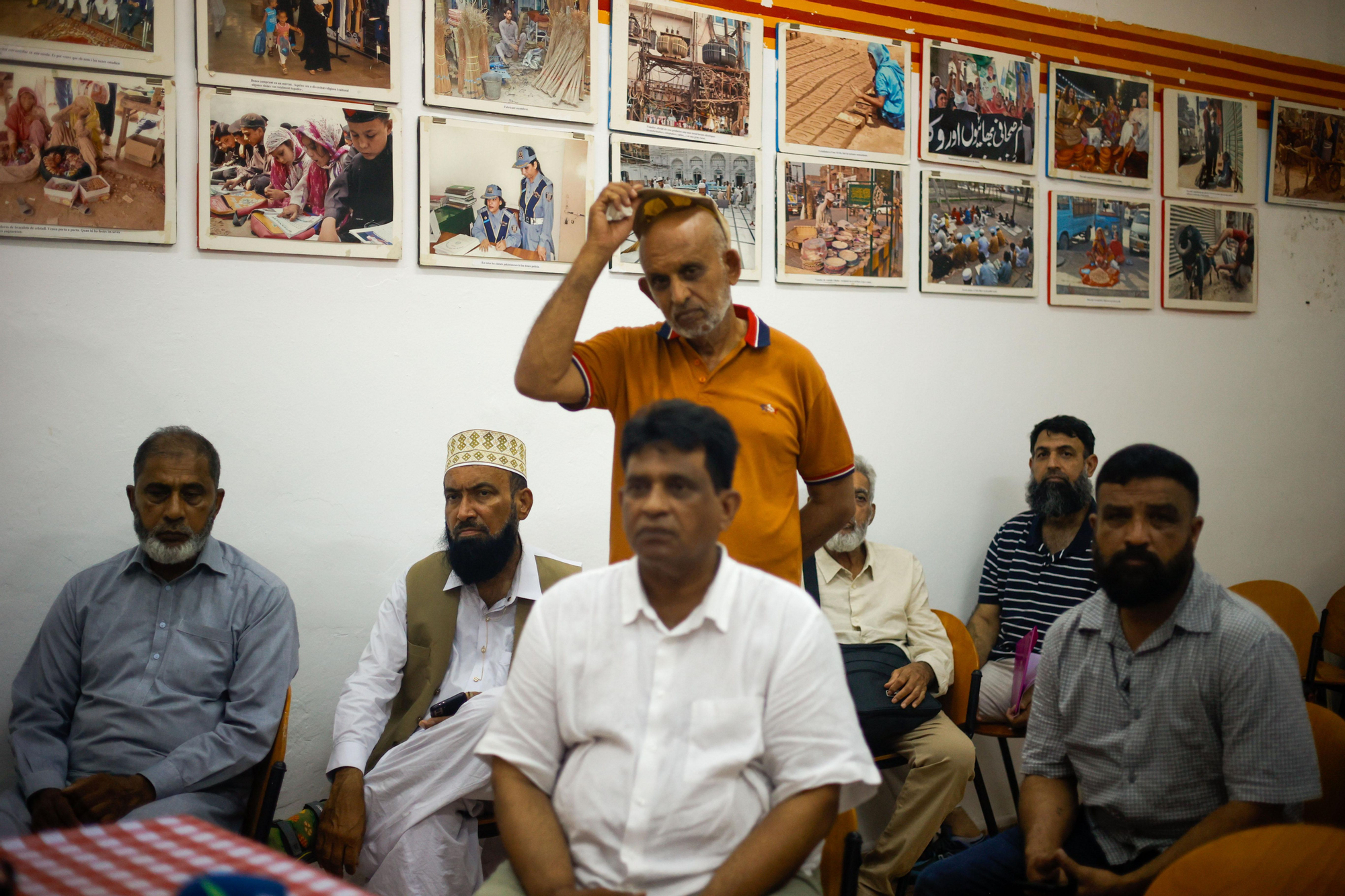 Algunos miembros de la comunidad pakistaní afectados por la falta de citas en la embajada española, reunidos la semana pasada en el barrio del Raval de Barcelona.