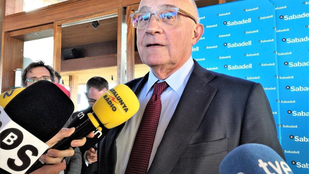 Josep Oliu afirma que Banco Sabadell irá reduciendo oficinas de manera progresiva y continua