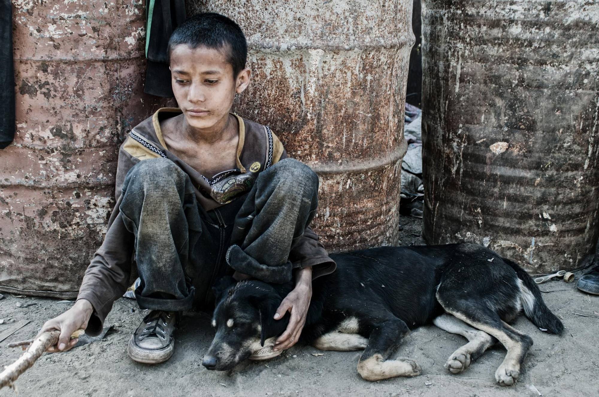 En las calles de Pokhara, un grupo de niños y de adolescentes enganchados al pegamento reconoce que no existen alternativas para ellos. Sólo reciben ayuda de una organización cristiana que les da de comer a cambio de que se conviertan a la religión./ FOTO: Zigor Aldama