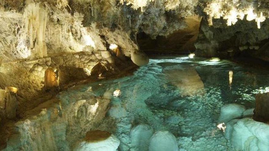 La cueva con más de 500 millones de años de antigüedad y 1.200 metros de recorrido que se ubica en este pueblo de Huelva y que parece sacada de una película