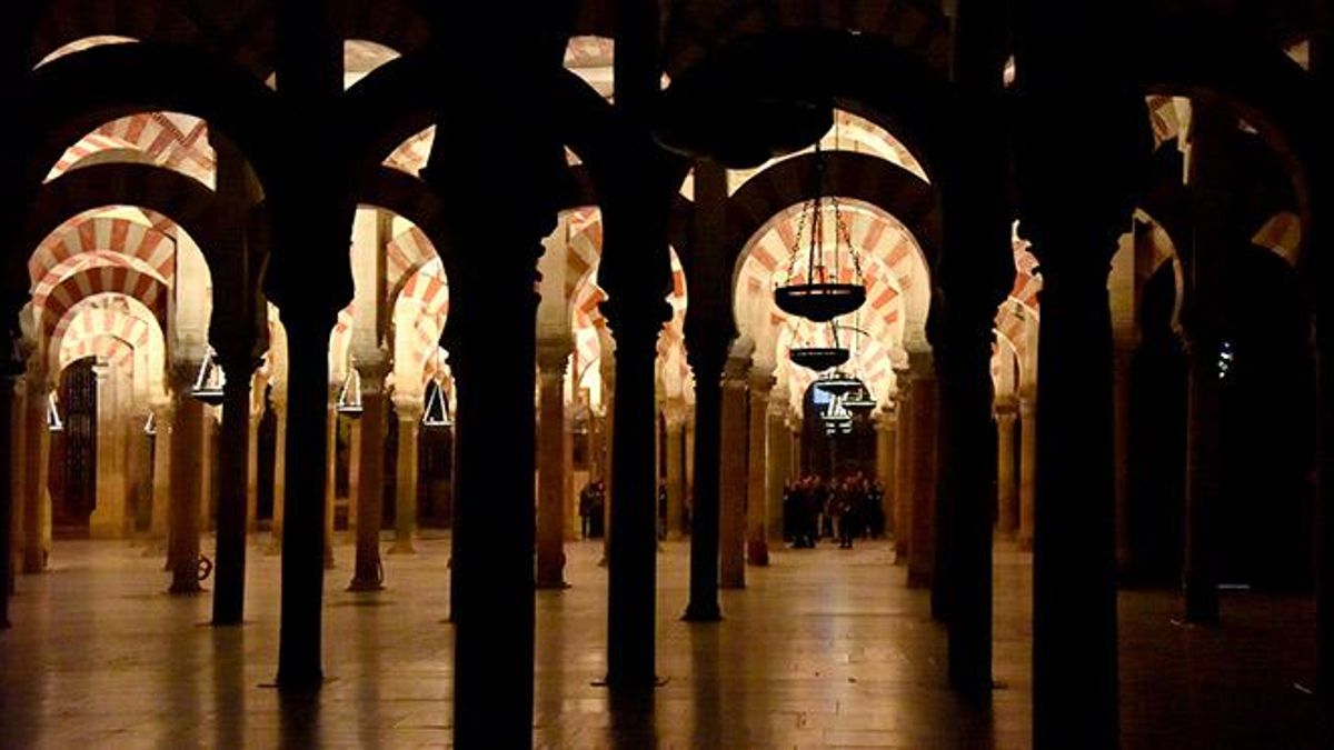 Visita nocturna en la Mezquita-Catedral de Córdoba.