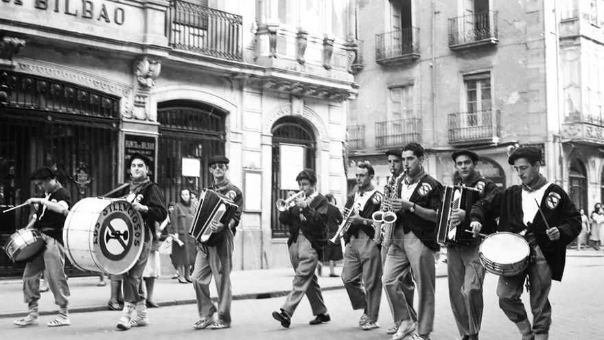 Miembros de la cuadrilla de Los Silenciosos, en el desfile de 1958
