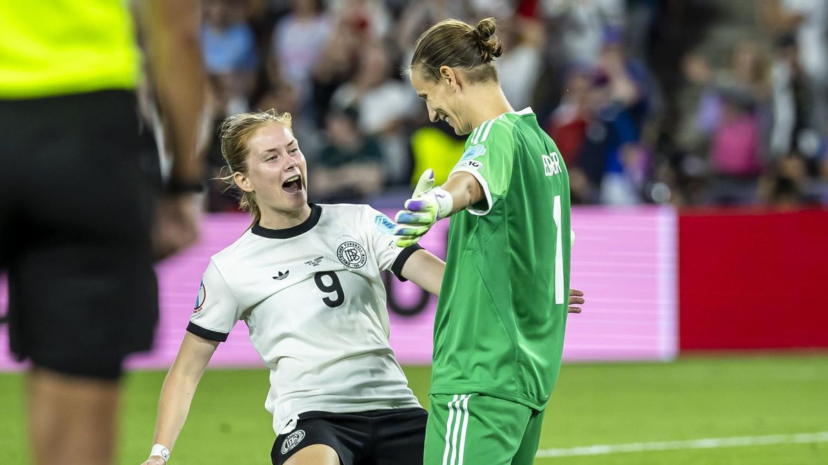Ann-Katrin Berger celebra el pase a semifinales de Alemania en la Eurocopa 2025.