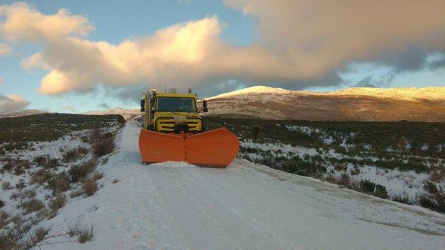 Trabajos de GEACAM quitando nieve