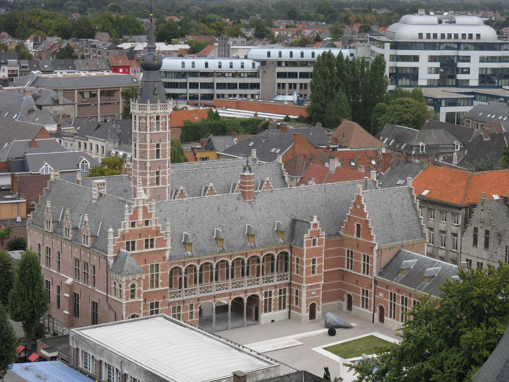 El Palacio van Busleyden desde el campanario de la Catedral de Malinas.