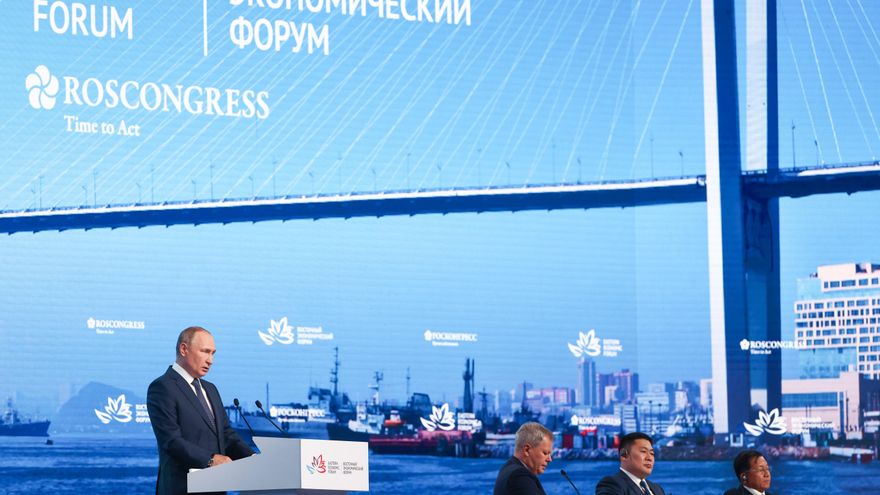 Imagen cedida por TASS del presidente ruso, Vladímir Putin, durante el VII Foro Económico Oriental en Vladivostok. EFE/EPA/STANISLAV KRASILNIKOV/TASS Host Photo Agency