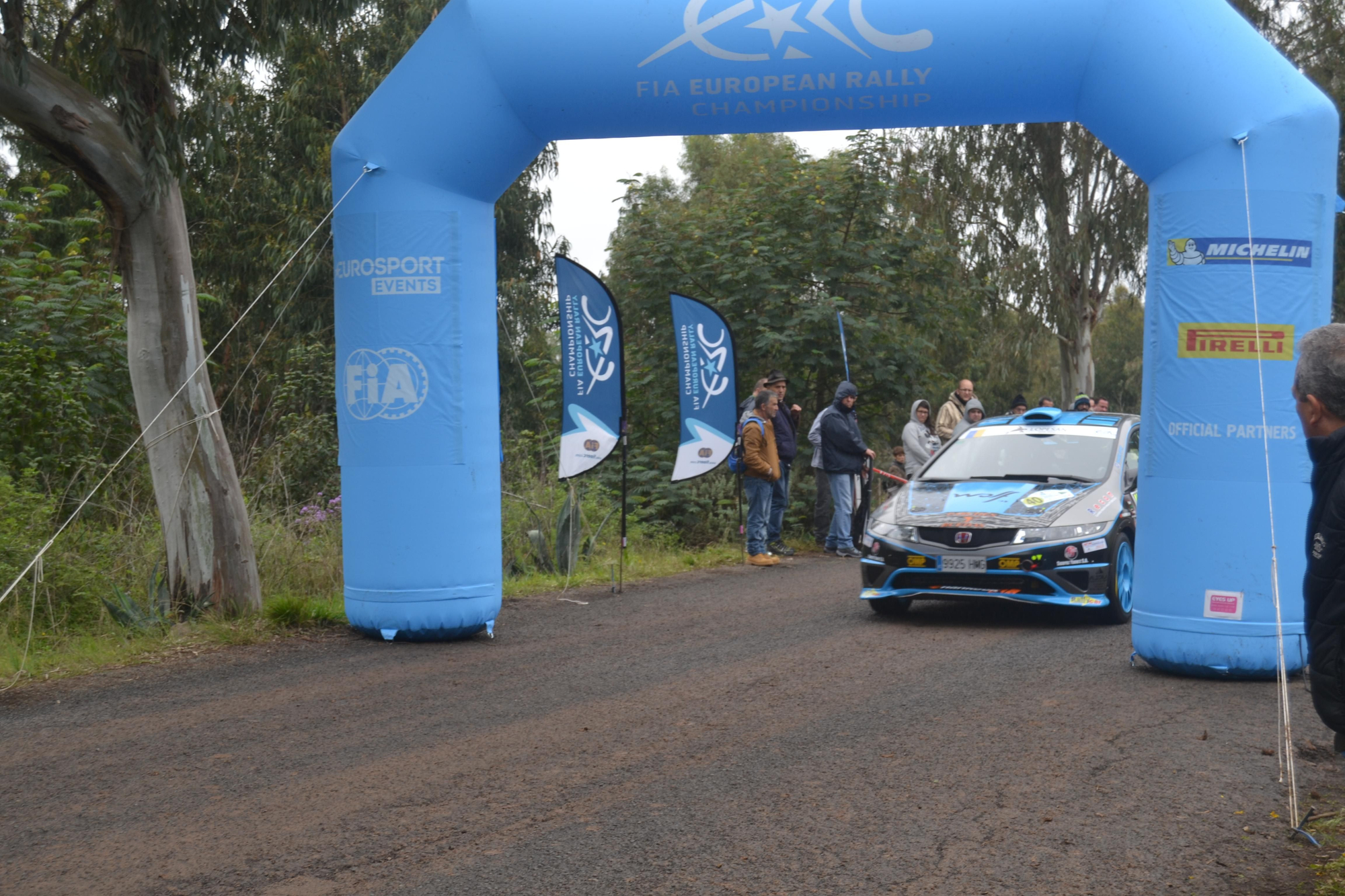 La salida del Rally Islas Canarias en el primer tramo del viernes 11, de Moya a Fontanales. (Iván Alejandro).