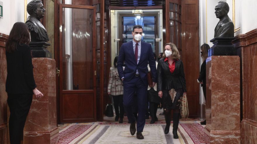 La parte socialista del Gobierno se planta y rechaza subir ahora el salario mínimo