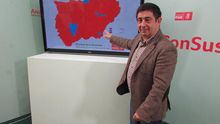 El secretario del PSOE de Jaén, Francisco Reyes, muestra el mapa de resultados en Jaén