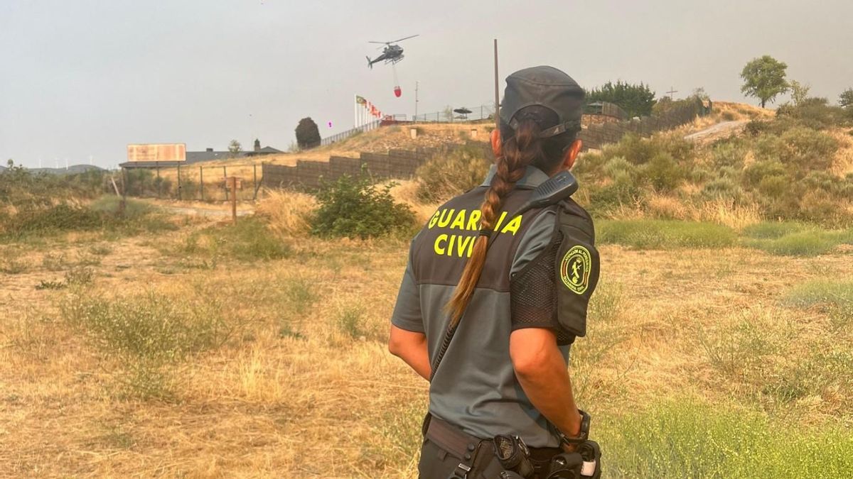 Una agente de la Guardia Civil durante un incendoi forestal en la provincia de León.